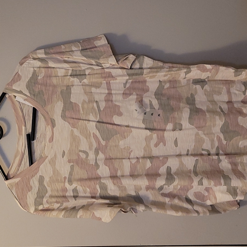 Old Navy XL Pink/Tan/Green Camouflage T-Shirt